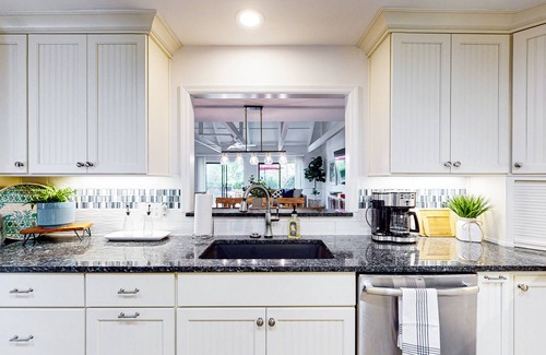 Palmetto Dunes Condo | Golf getaway condo near the beach with pools, private deck, AC, & W/D