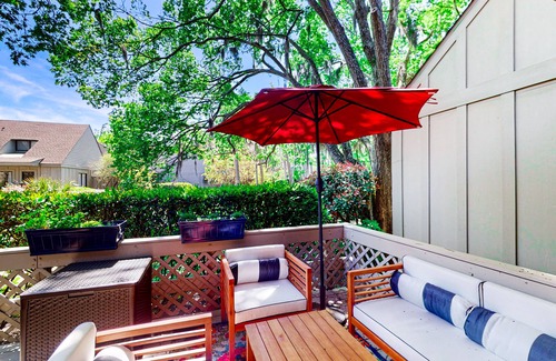 Palmetto Dunes Condo | Golf getaway condo near the beach with pools, private deck, AC, & W/D
