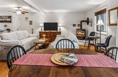 West Hartford Condo | Golf, Lake Pinneo, Fireplace - Windsor Village 3D
