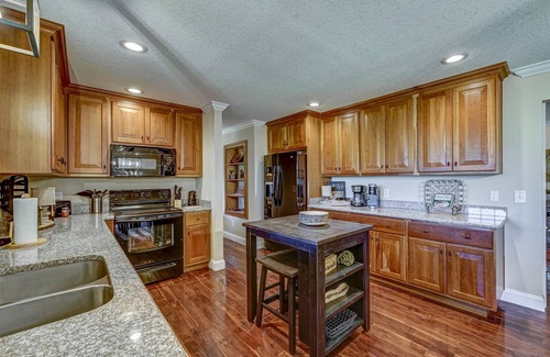 Blairsville Cabin | GOLF Nearby! Amazing View, Hot Tub, Game Room!Theater! 2 living rooms!Sleeps 12