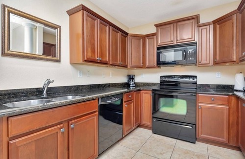 Carrollwood Condo | Golf Resort with Huge Pool, Full Kitchen and Balcony