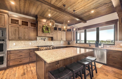 Island Park Cabin | Golf/Sport Simulator & Sauna. 8-bedroom cabin in Island Park with WiFi, AC.