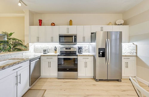 Ole Condo | Golf, Swim & Relax! Condo 8 Mi to Dtwn Naples