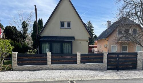 Vonyarcvashegy House | Gombi nyaraló
