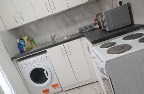 Harrow Weald House | Good priced Single Rooms in harrow with shared bathrooms