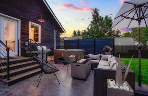 Barnum House | Good Vibe Tribe-2 Mi DT-Hot Tub-K Bed-Pet Friendly