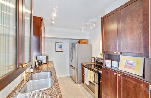 Venice Condo | Good Vibes Only Beach Condo in a Tranquil 55+ Community