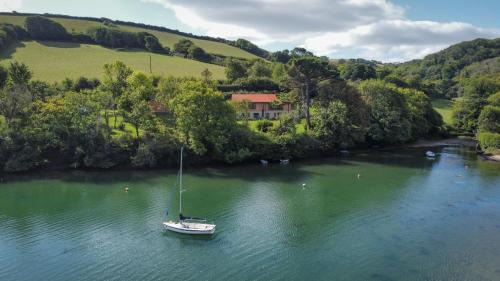 Salcombe House | Goodshelter Bay