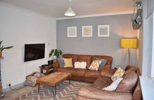 Chichester House | Goodwood Events House with Secure Garden & Free On-Street Parking