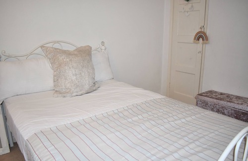 Chichester House | Goodwood Events House with Secure Garden & Free On-Street Parking