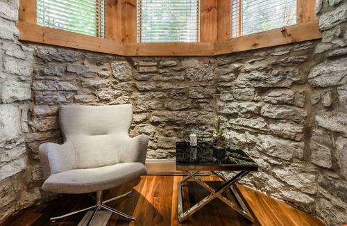 Shaughnessy Village Apartment | Gorgeous 1890's Modern Stone Apartment- DOWNTOWN MONTREAL