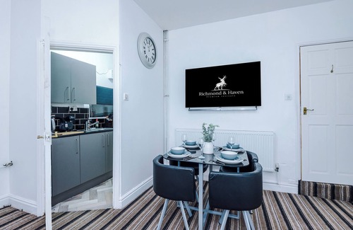 Bradford House | Gorgeous 2 bed house, sleeps 4, free parking, pet friendly