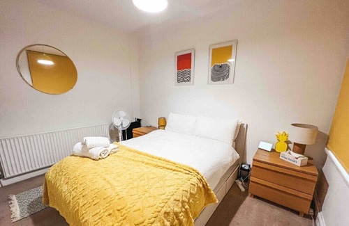 Tooting Apartment | Gorgeous 3 Bed + Garden Office by StayByNumbers