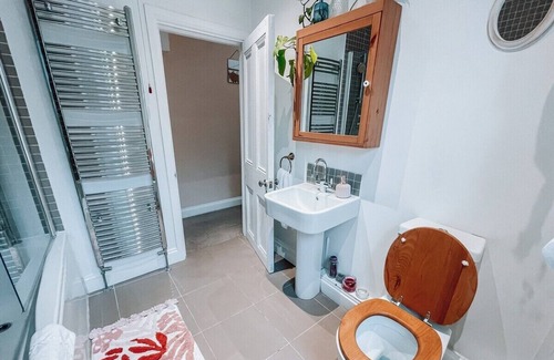 Tooting Apartment | Gorgeous 3 Bed + Garden Office by StayByNumbers