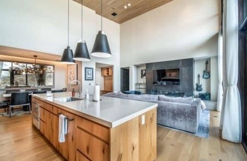 Snowmass Village Condo | Gorgeous 3 Bedroom Condo, Snowmass, Rooftop Pool!