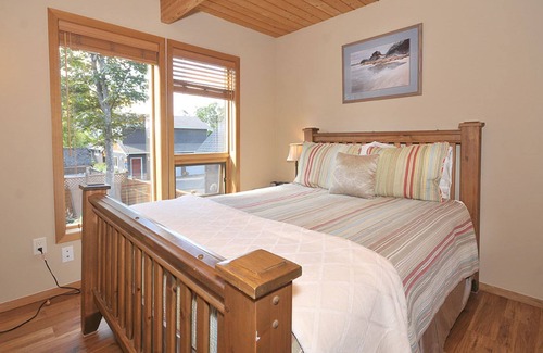 North Saanich House | Gorgeous 3 Bedroom Sidney Area Lindal Home Steps To The Beach