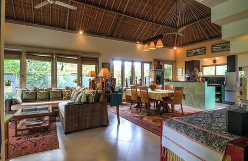 Ubud Villa | Gorgeous, 3-bedroom Villa in the village of Penestanan/Ubud with AC, WiFi, Pool.