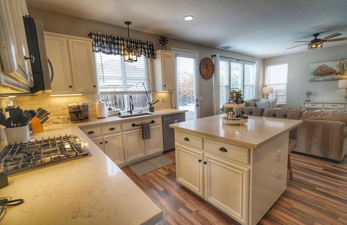 Windsor House | Gorgeous 4 bedroom w/hot tub in Windsor