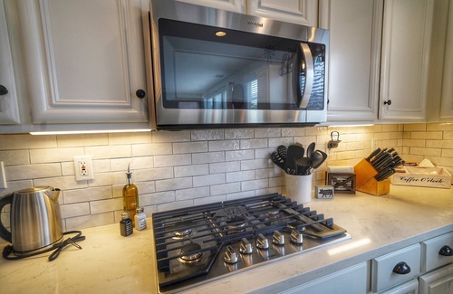 Windsor House | Gorgeous 4 bedroom w/hot tub in Windsor