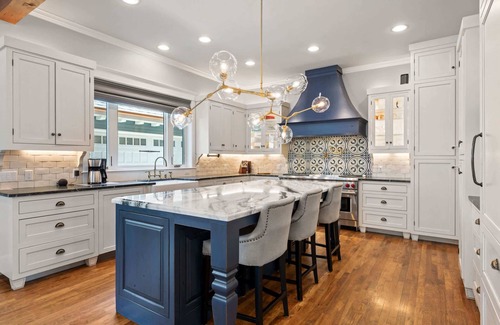 Westfield House | Gorgeous 4BD Plus Studio for 12 with Fire Pit & Near Downtown!