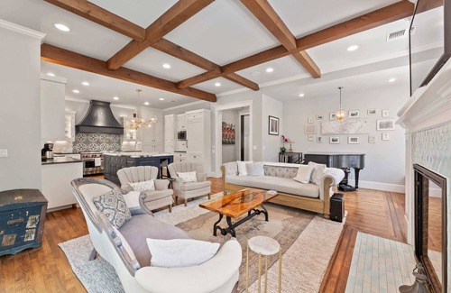 Westfield House | Gorgeous 4BD Plus Studio for 12 with Fire Pit & Near Downtown!