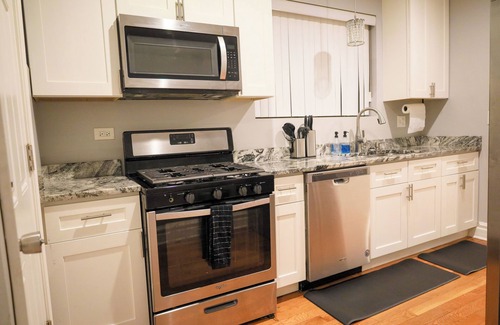 South Shore Apartment | Gorgeous 4BDR in Chicago/15mins from DWTN Brand New!