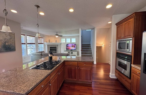 Bethany House | Gorgeous 5 Bedroom Home w/King beds, 2 Gig ultra fast internet!