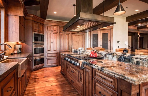 Park City House | Gorgeous 5 Bedroom Luxury Colony Estate Situated on 7 Acres