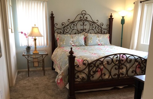 Tucson Condo | GORGEOUS, 5 miles to U of A, *Pool View* PATIO, HOT TUB, Fitness, LAUNDRY, WIFI