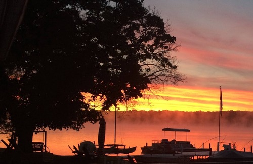Conneaut Lakeshore Cottage | Gorgeous 6 BR lakefront