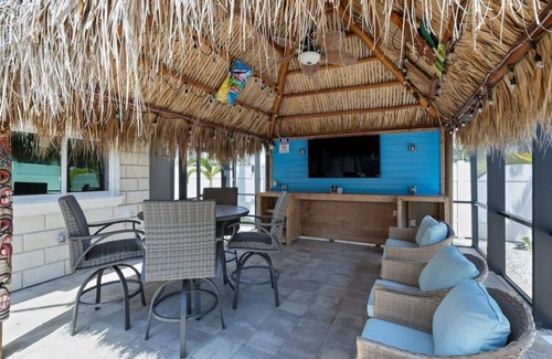 Fort Myers Beach Condo | Gorgeous Beach Condo with Pool, Spa, and Bikes