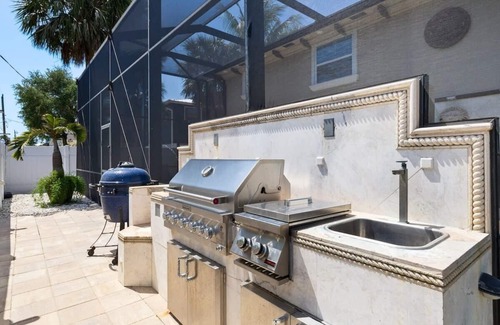 Fort Myers Beach Condo | Gorgeous Beach Condo with Pool, Spa, and Bikes