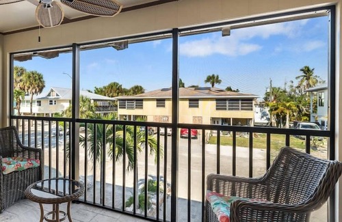 Fort Myers Beach Condo | Gorgeous Beach Condo with Pool, Spa, and Bikes