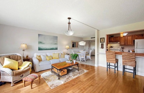 Central Naples Condo | Gorgeous condo on a 55+Community!
