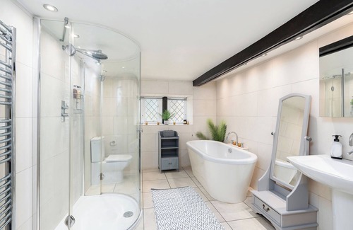 East Morton House | Gorgeous country estate in West Yorkshire with hot tub - sleeps 12