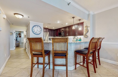 Destin Condo | Gorgeous & cozy beachfront condo with pool & beach access