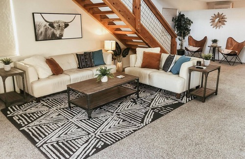 Eagle House | Gorgeous custom cabin near downtown Eagle!