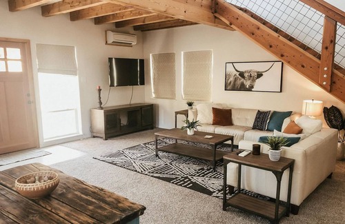 Eagle House | Gorgeous custom cabin near downtown Eagle!