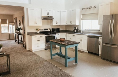 Eagle House | Gorgeous custom cabin near downtown Eagle!