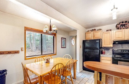 Tahoe Pines Cabin | Gorgeous, Dog-Friendly Lodge w/ Loft, Free WiFi, Fireplace - Near Beach & Skiing