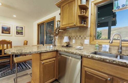 Eagle-Vail Condo | Gorgeous Golf Course Townhome, Private Hot Tub, Minutes to Vail/Beaver Creek