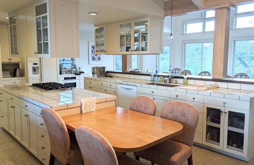 Kenwood House | Gorgeous hilltop estate with heated pool in Kenwood