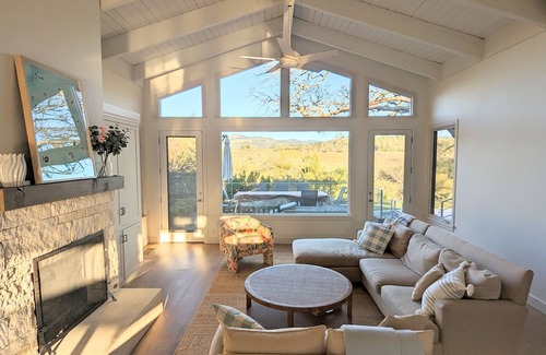 Kenwood House | Gorgeous hilltop estate with heated pool in Kenwood