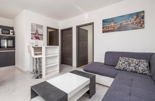 Rukavac House | Gorgeous home in Rukavac with kitchen