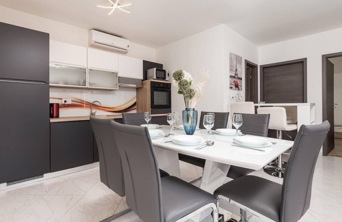 Rukavac House | Gorgeous home in Rukavac with kitchen