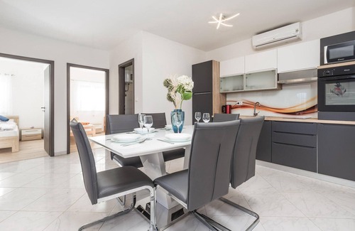 Rukavac House | Gorgeous home in Rukavac with kitchen