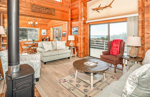 Sereno del Mar House | Gorgeous Home Located in Sereno Del Mar w/Ocean Views, Deck, Free WiFi