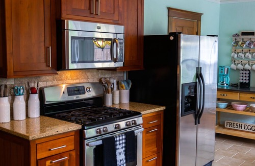 Cabool House | Gorgeous home outdoor covered bar & minutes from floats, cliffs, tubing