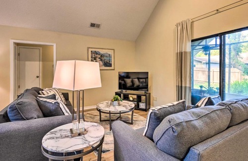 Gulf Breeze House | Gorgeous Home Sunroom about 3 Mi to Beach Hike!