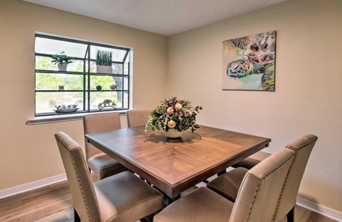 Gulf Breeze House | Gorgeous Home Sunroom about 3 Mi to Beach Hike!